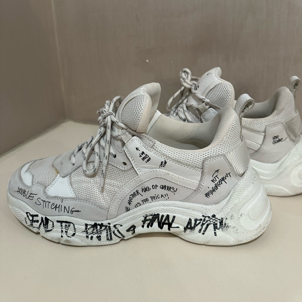 IRO CURVE RUNNERX, GRAFFITIED‎ WHITE SNEAKER SIZE 9 - Picture 3 of 11